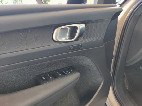 Esittelykuva VOLVO XC40 täyssähköautosta.
