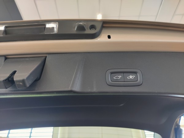 Esittelykuva VOLVO XC40 täyssähköautosta.