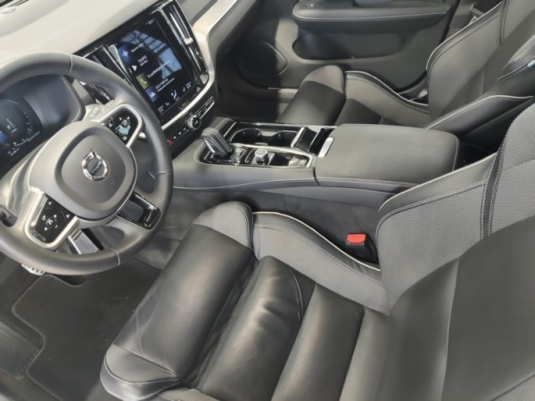 Esittelykuva VOLVO V60 lataushybridiautosta.