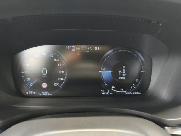 Esittelykuva VOLVO V60 lataushybridiautosta.