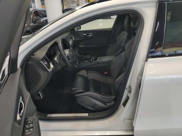 Esittelykuva VOLVO V60 lataushybridiautosta.