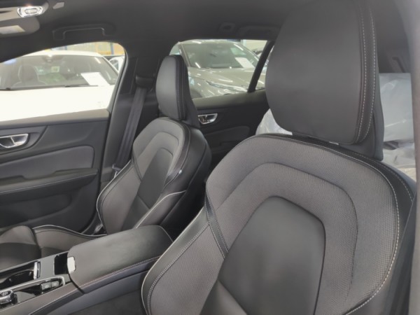 Esittelykuva VOLVO V60 lataushybridiautosta.