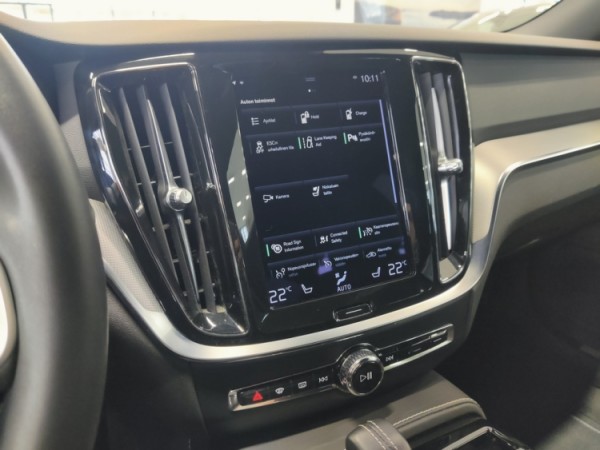 Esittelykuva VOLVO V60 lataushybridiautosta.