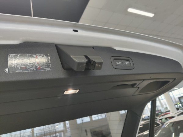 Esittelykuva VOLVO V60 lataushybridiautosta.