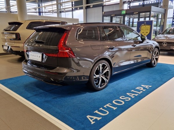 Esittelykuva VOLVO V60 lataushybridiautosta.