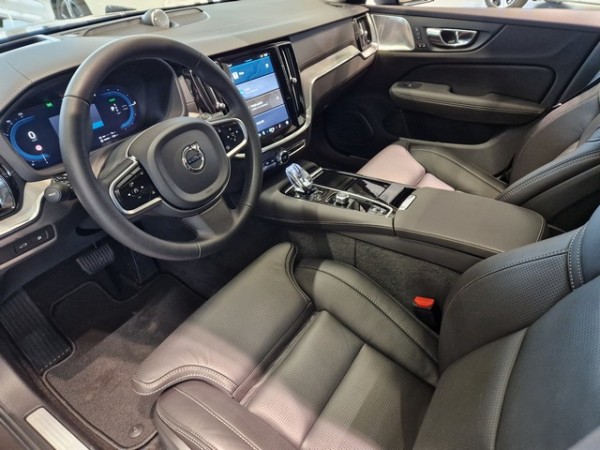 Esittelykuva VOLVO V60 lataushybridiautosta.