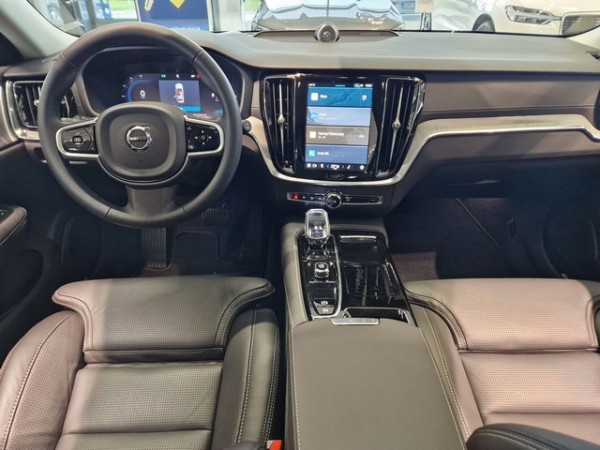 Esittelykuva VOLVO V60 lataushybridiautosta.
