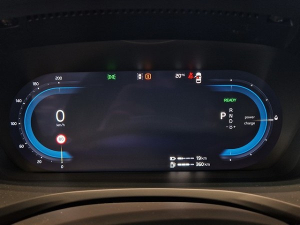 Esittelykuva VOLVO V60 lataushybridiautosta.