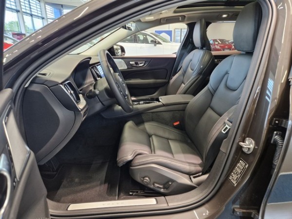 Esittelykuva VOLVO V60 lataushybridiautosta.
