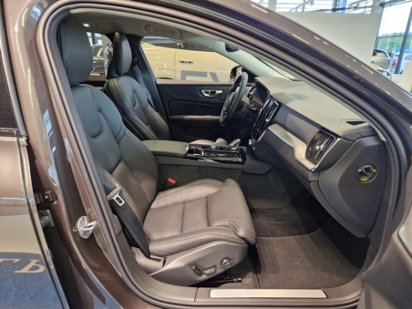 Esittelykuva VOLVO V60 lataushybridiautosta.