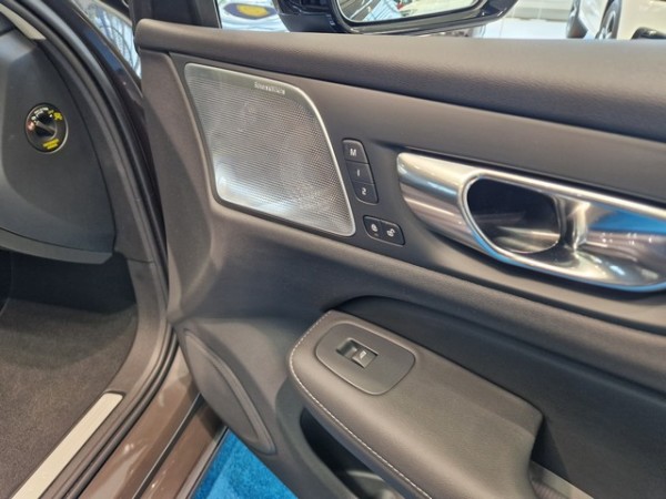 Esittelykuva VOLVO V60 lataushybridiautosta.
