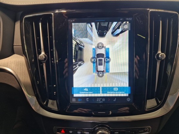 Esittelykuva VOLVO V60 lataushybridiautosta.