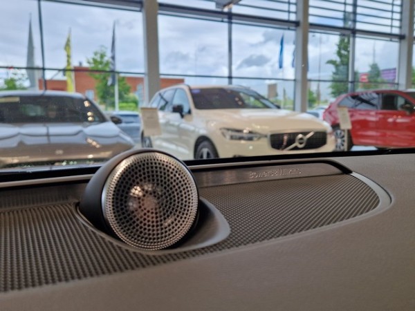 Esittelykuva VOLVO V60 lataushybridiautosta.