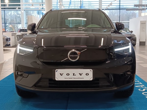 Esittelykuva VOLVO EX40 täyssähköautosta.