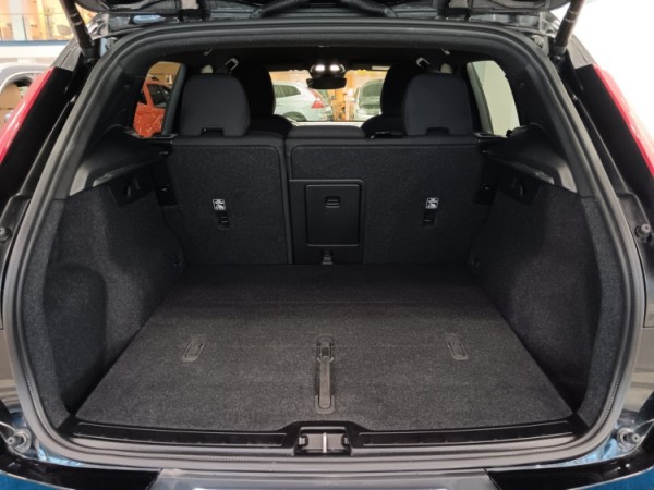 Esittelykuva VOLVO EX40 täyssähköautosta.