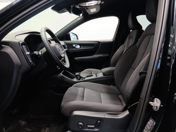 Esittelykuva VOLVO EX40 täyssähköautosta.