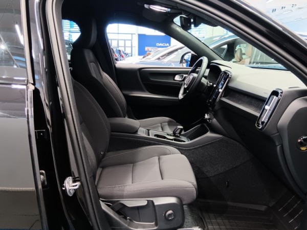 Esittelykuva VOLVO EX40 täyssähköautosta.