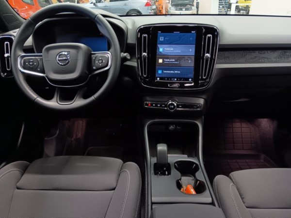 Esittelykuva VOLVO EX40 täyssähköautosta.