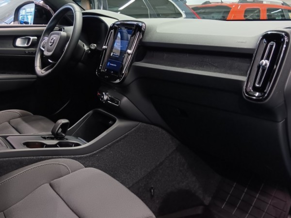 Esittelykuva VOLVO EX40 täyssähköautosta.