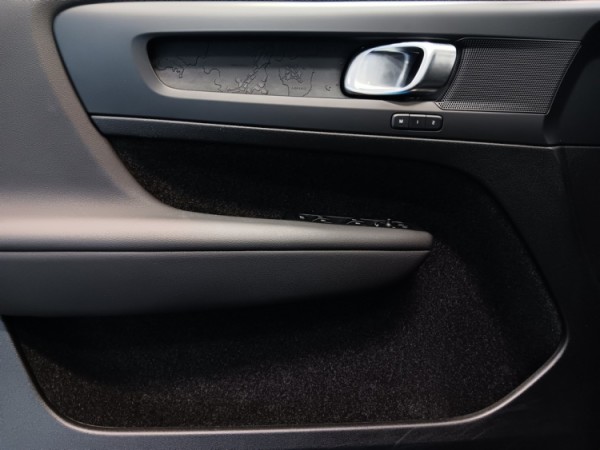 Esittelykuva VOLVO EX40 täyssähköautosta.