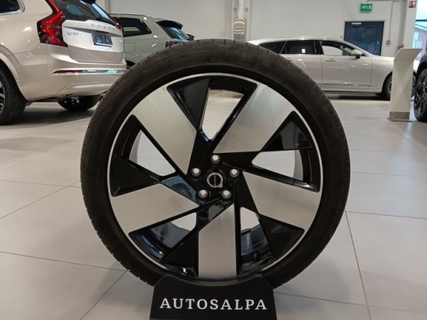 Esittelykuva VOLVO EX40 täyssähköautosta.