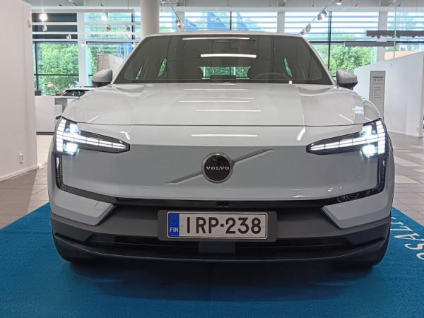 Esittelykuva VOLVO EX30 täyssähköautosta.