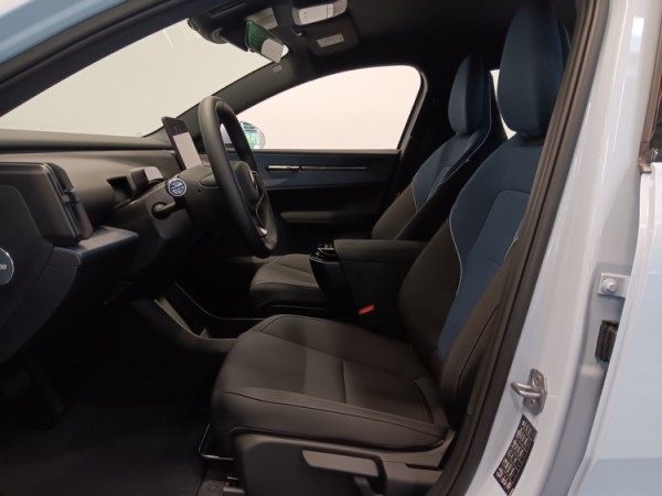 Esittelykuva VOLVO EX30 täyssähköautosta.