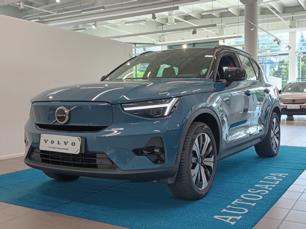 Esittelykuva VOLVO XC40 täyssähköautosta.