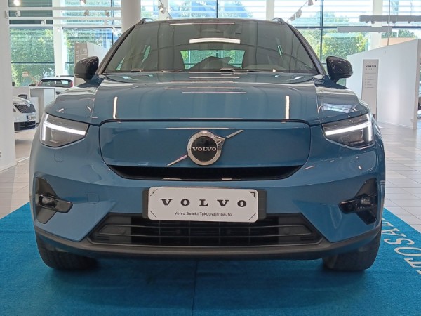 Esittelykuva VOLVO XC40 täyssähköautosta.