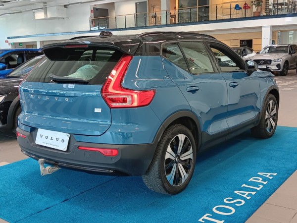 Esittelykuva VOLVO XC40 täyssähköautosta.