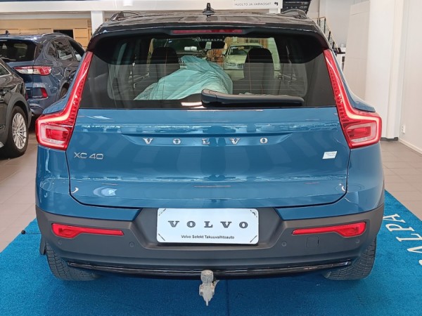 Esittelykuva VOLVO XC40 täyssähköautosta.