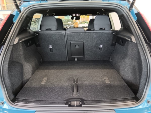 Esittelykuva VOLVO XC40 täyssähköautosta.