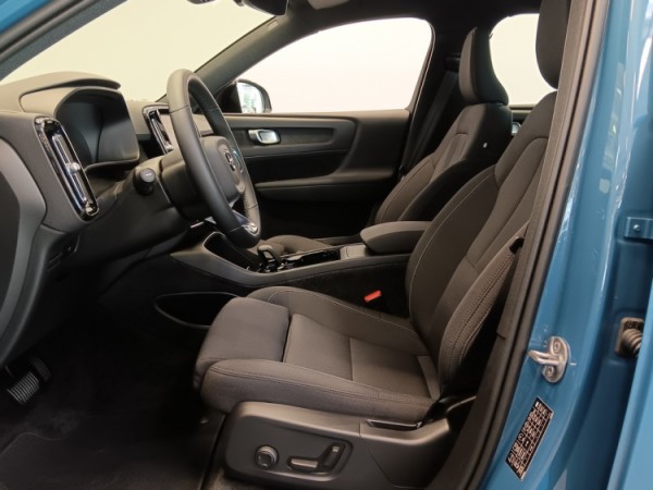Esittelykuva VOLVO XC40 täyssähköautosta.