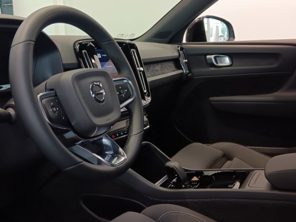 Esittelykuva VOLVO XC40 täyssähköautosta.