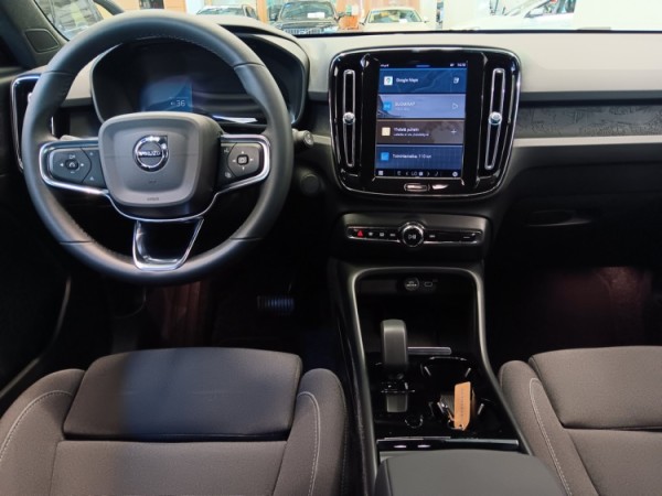 Esittelykuva VOLVO XC40 täyssähköautosta.