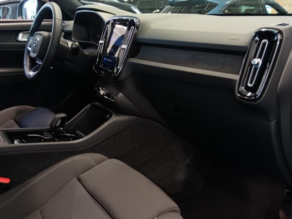 Esittelykuva VOLVO XC40 täyssähköautosta.