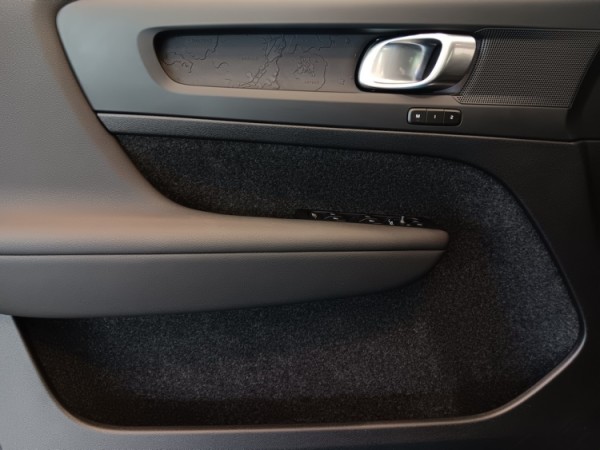 Esittelykuva VOLVO XC40 täyssähköautosta.