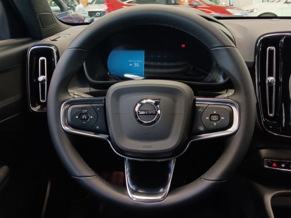 Esittelykuva VOLVO XC40 täyssähköautosta.