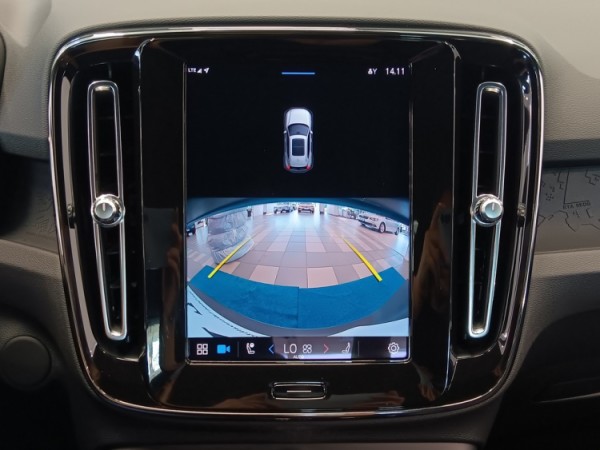 Esittelykuva VOLVO XC40 täyssähköautosta.