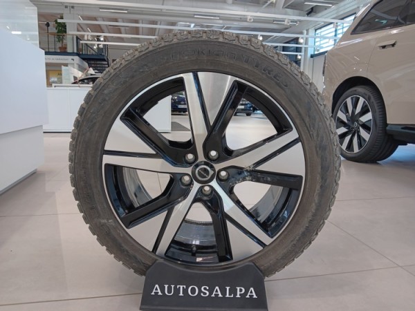 Esittelykuva VOLVO XC40 täyssähköautosta.