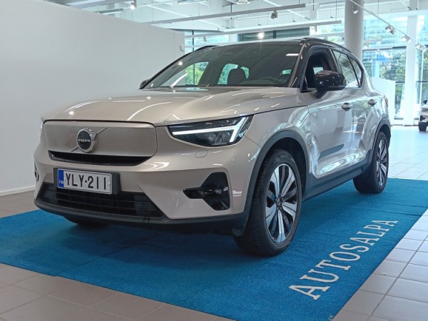 Esittelykuva VOLVO XC40 täyssähköautosta.