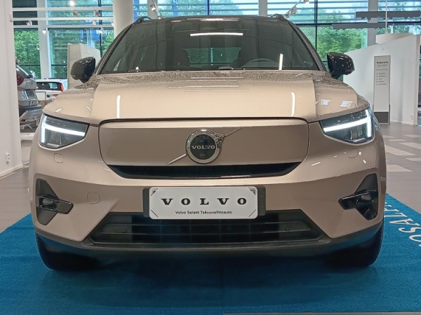 Esittelykuva VOLVO XC40 täyssähköautosta.