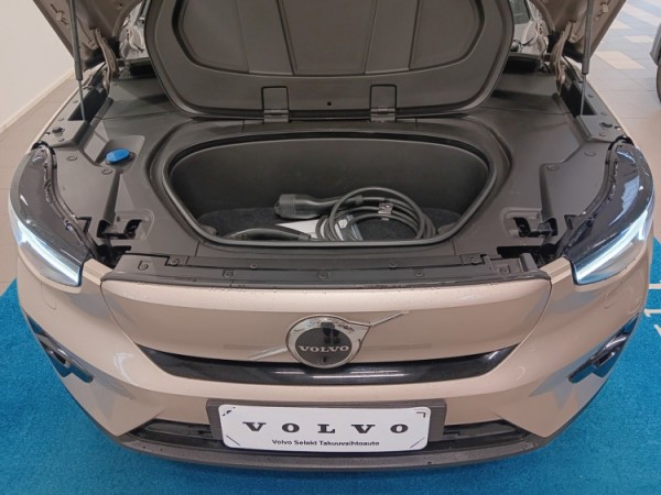 Esittelykuva VOLVO XC40 täyssähköautosta.