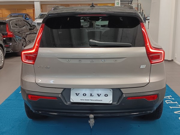 Esittelykuva VOLVO XC40 täyssähköautosta.
