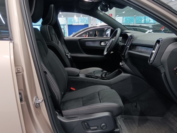 Esittelykuva VOLVO XC40 täyssähköautosta.