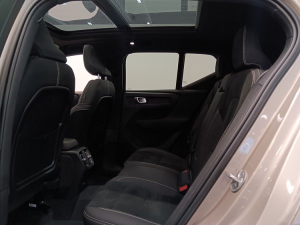 Esittelykuva VOLVO XC40 täyssähköautosta.