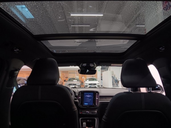 Esittelykuva VOLVO XC40 täyssähköautosta.