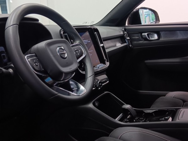 Esittelykuva VOLVO XC40 täyssähköautosta.
