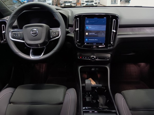 Esittelykuva VOLVO XC40 täyssähköautosta.