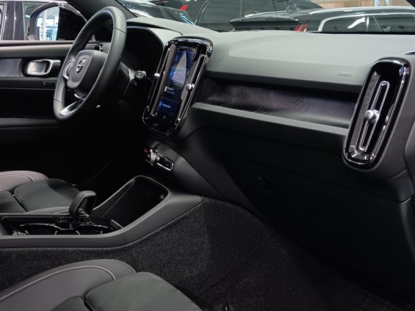 Esittelykuva VOLVO XC40 täyssähköautosta.